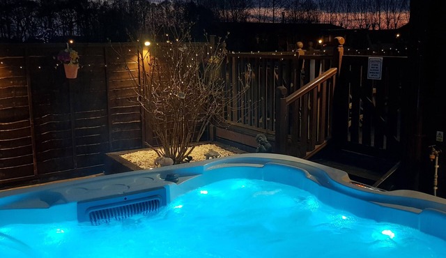 Nualas Holiday Lodge York - Private Hot Tub & Kids Play Area