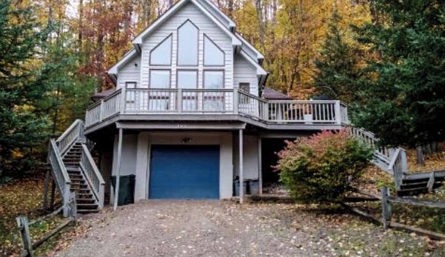 Nubs Nob and Highlands chalet in Hidden Hamlet on 2 acres! Family Friendly