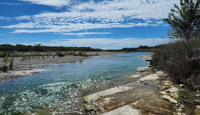 Nueces River Front Cottage, 2 bedroom with all the comforts.