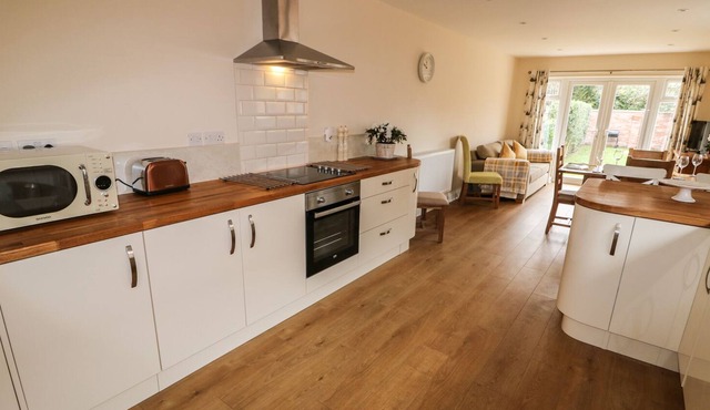 NUHOLME, pet friendly, with open fire in Stalham