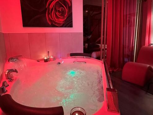 Nuit Défendue - Jacuzzi, sauna & expérience intime avec pièce secrète