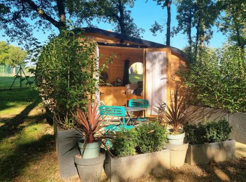 Nuit insolite dans un petit Hobbit en bois
