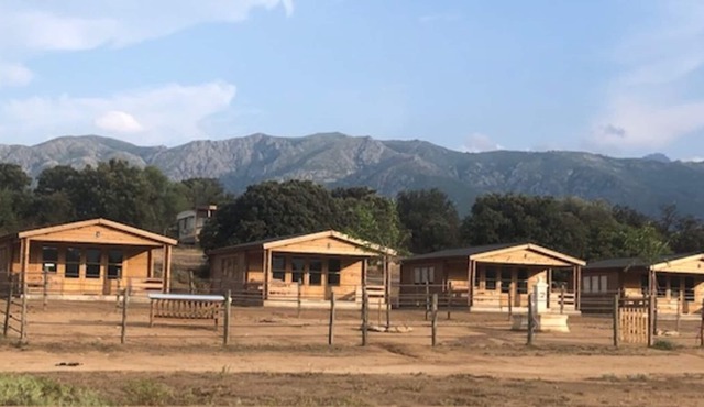 Nuit Insolite Dans Chalet de Luxe Tout Confort Dans Haras Équestre