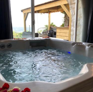 Nuit insolite avec jacuzzi privatif et piscine