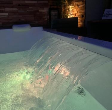 Nuit Magique en Love Room avec Jacuzzi Privé