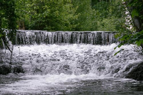 nuit romantique insolite dans une cascade