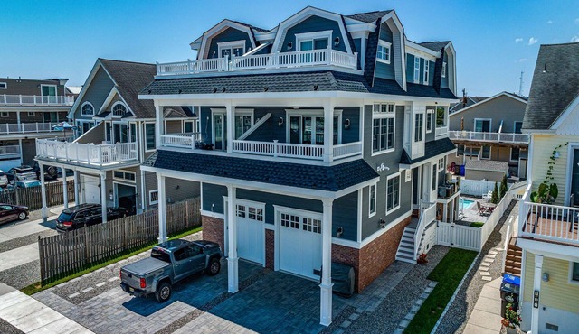 Number 1 Beach House 25th Street - park and walk perfect location!