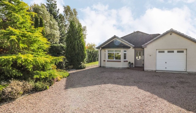NUMBER 11, family friendly, with hot tub in Beauly