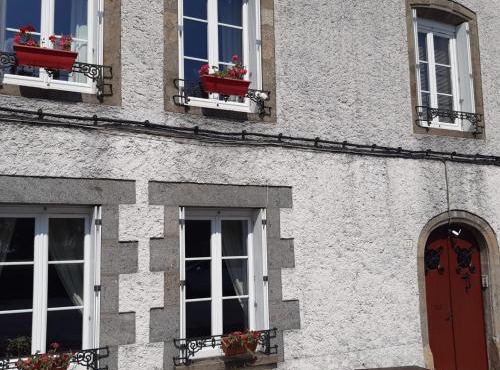 Number 22 - Le Dorat - Apartment 3 with garden & free parking