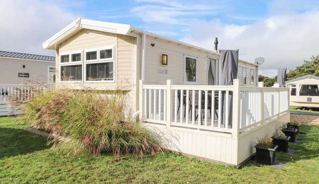 NUMBER 34 FOXBURROW HANG, family friendly in Belton, Norfolk