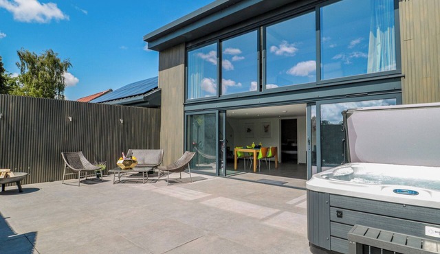 NUMBER 7, pet friendly, with hot tub in Bishop Sutton