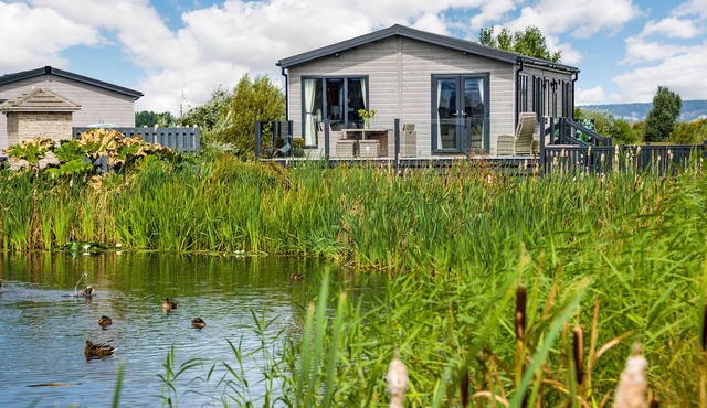 NUMBER 8 LAKES VIEW, family friendly, with a garden in Brean