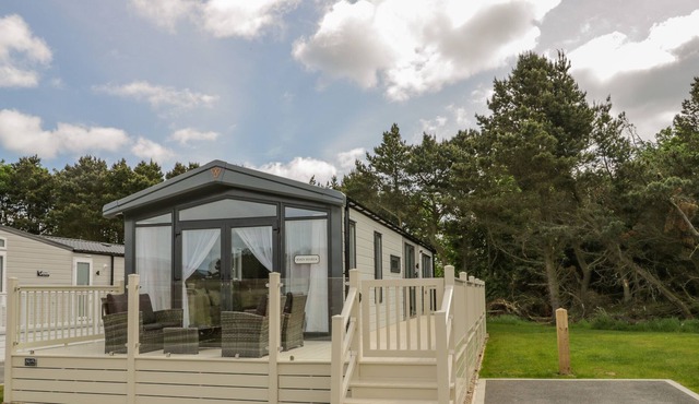 NUMBER 9 THE WILLOWS, family friendly, with pool in Cayton