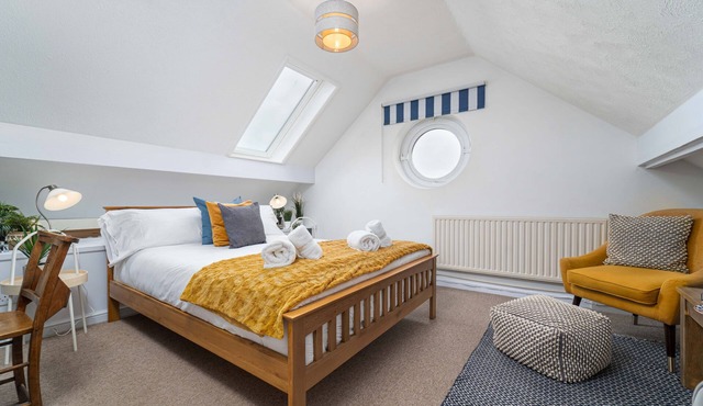 Number One – Stones Court - Sleeps Seven - On-Site Parking - Sea Views