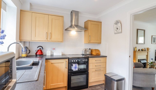 NUMBER SIX, romantic, character holiday cottage in Sudbury