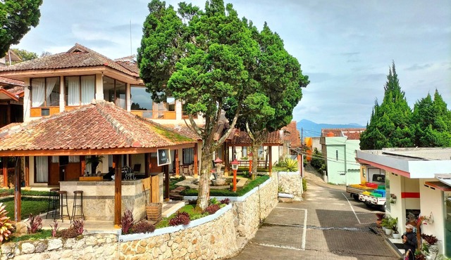 Nur Alam Hotel Lembang, sebuah penginapan yang tenang di tengah asri Lembang.