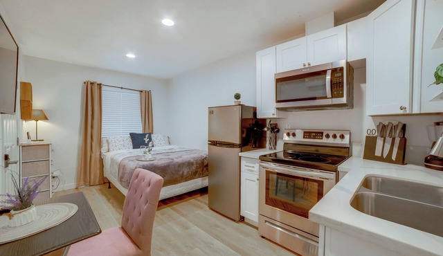Nurse-Ready Rental 10 Mi to Dtwn Riverside!