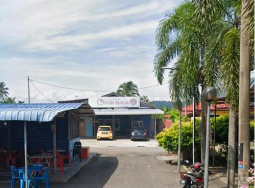 Nursoffi Homestay, yan