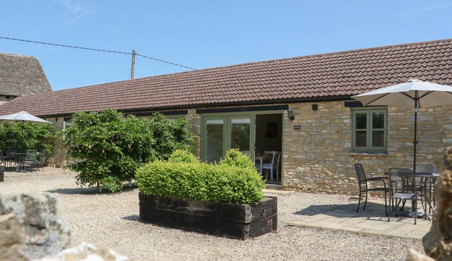 NUTCHAT BARN, with a garden in Burford