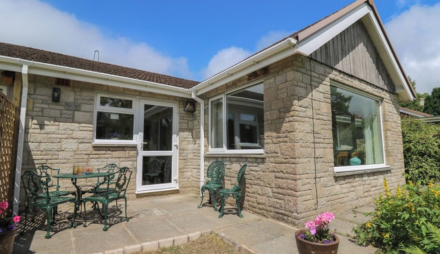 NUTHATCH COTTAGE AT RIVERSIDE LODGE, pet friendly in Rhayader