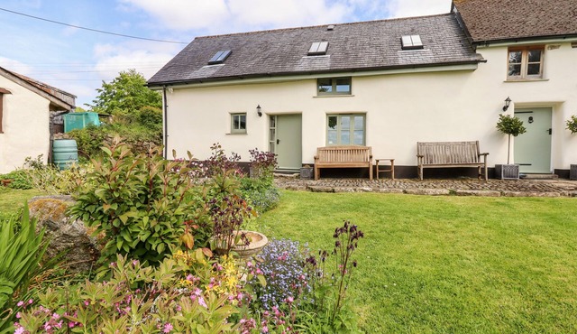 NUTHATCH COTTAGE, pet friendly, with a garden in Okehampton