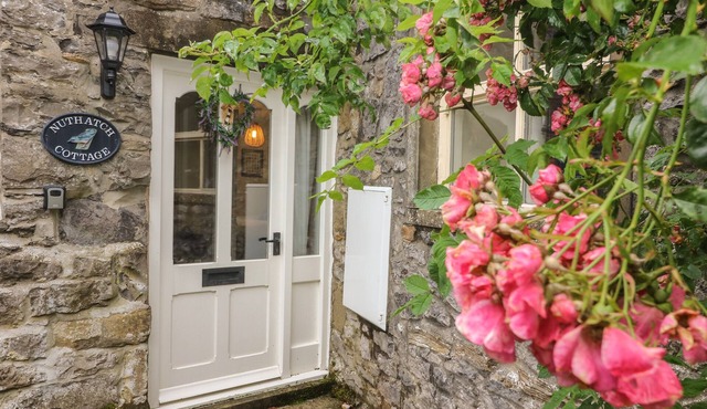 NUTHATCH COTTAGE, pet friendly, with open fire in Buckden