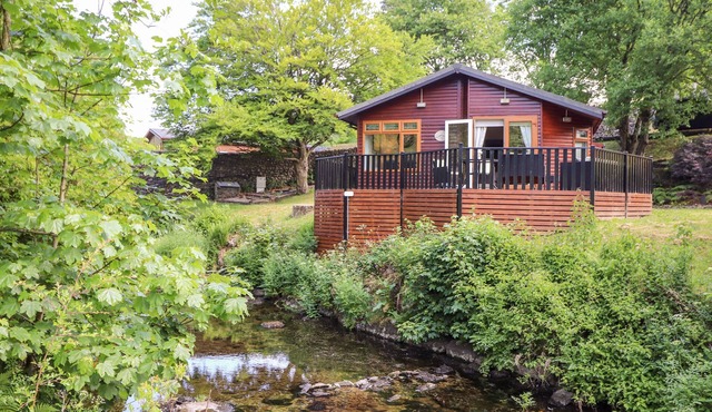 NUTKINS LODGE, pet friendly, with a garden in Windermere