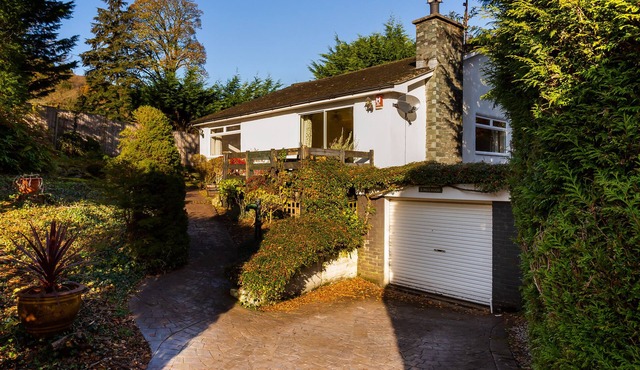 NUTWOOD, pet friendly, with open fire in Lakeside