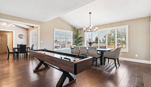 NW Arkansas Gem with Pool, Trails and Shuffleboard