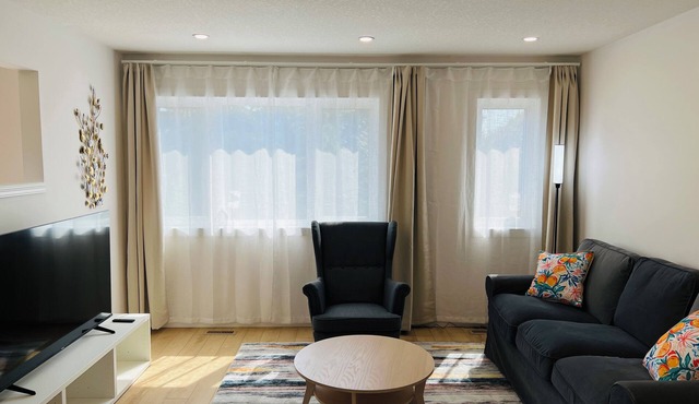 NW, Carriage home Close to U of C & Hospitals