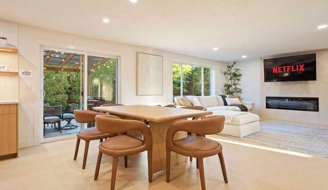 NW Chill Vibes - 3BD 2.5BA Corner Lux Haus with Covered Patio and Firepit