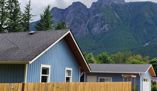 NW mountain/city retreat, w/year round recreation