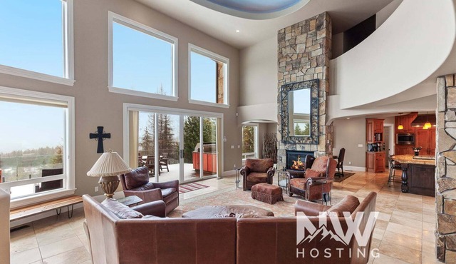 NW Tuscan Retreat — 180° Vistas & Private Hot Tub