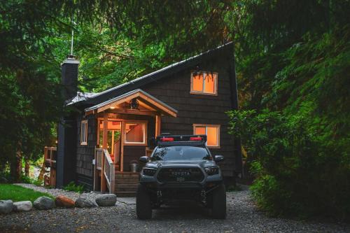 NWPADS-Verlot River Cabin - Hot Tub-Firepit-Beach