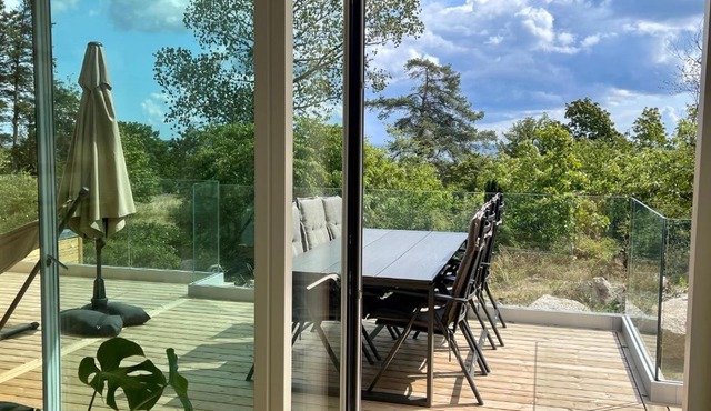 Nybygget hus i Svaneke tæt på klipper, skov og hav