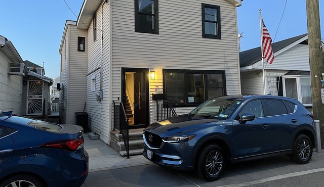 NYC, Rockaway Beach; on water! Large deck, kayaks; spacious sunny home.