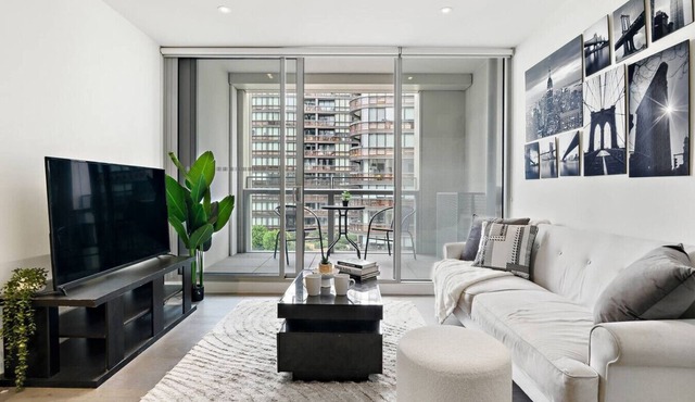 NYC-Style Docklands | Luxe 2BR w/Pool, Gym & Views