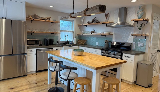 NYC to Zen - Spa Bungalow w/Hot Tub, Gym - Walk to the Beach + Ferry Access