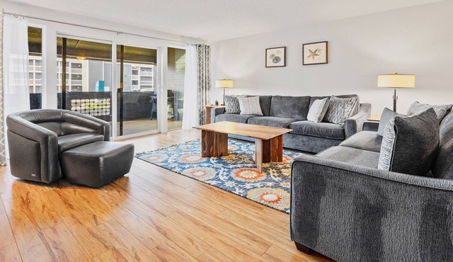 Nye Beach, Restaurants, Shop! Walk to the Beach!