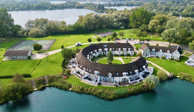 Nyhavn Lakeside Cottage set on Isis Lake in the Cotswold Lakes - Pet Friendly