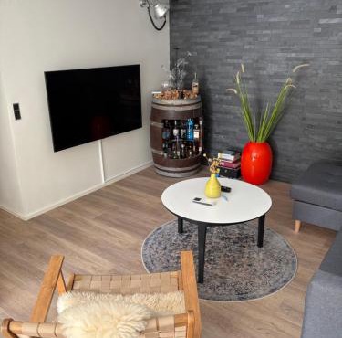 Nyistandsat højloftet kælderlejlighed på 70 m2 i Viborg centrum, med plads til 4 personer