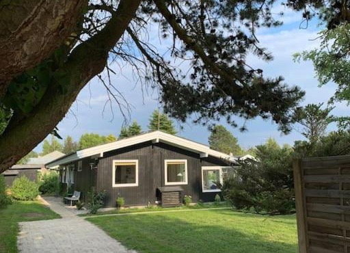 Nyistandsat sommerhus i Hornbæk,tæt på vand og by