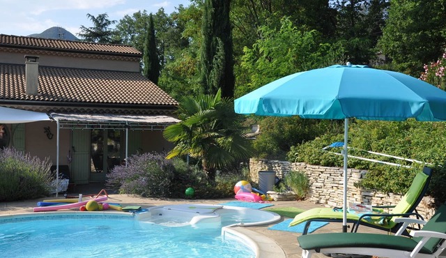 Nyons, charming villa in a green setting