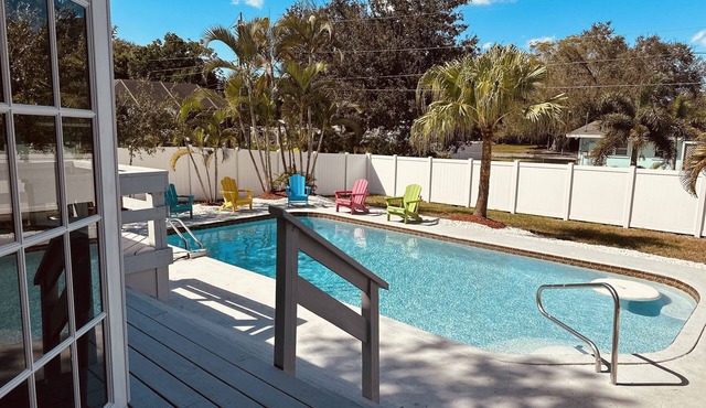 nYour Perfect Westcoast Vacation Getawayn12 guests, Pool, A beautiful deck!
