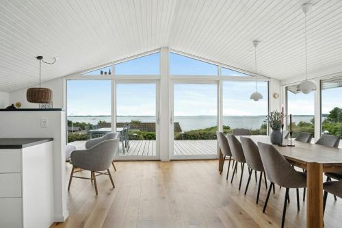 Nyrenoveret Sommerhus Med Udsigt Over Aarhus Bugt