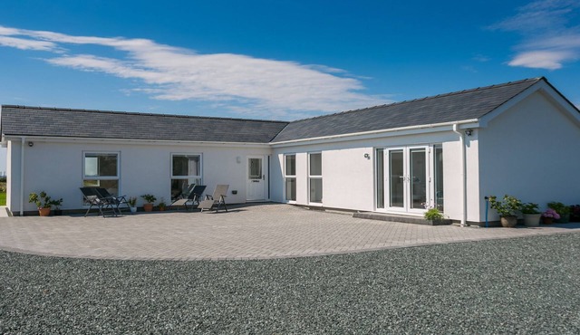 Nyth y Gwdihw - a ground floor bedroom that sleeps 5 guests in 3 bedrooms