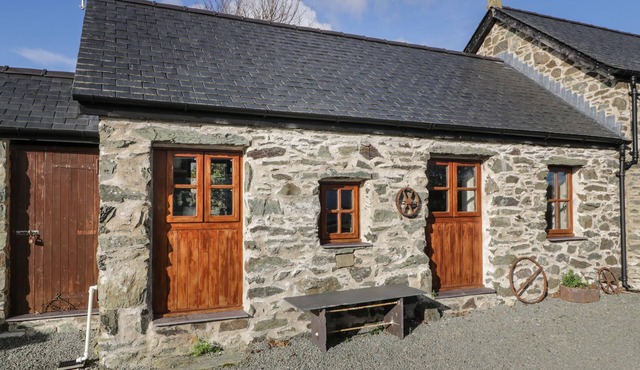 NYTH Y WENNOL, romantic, character holiday cottage in Llanfachraeth