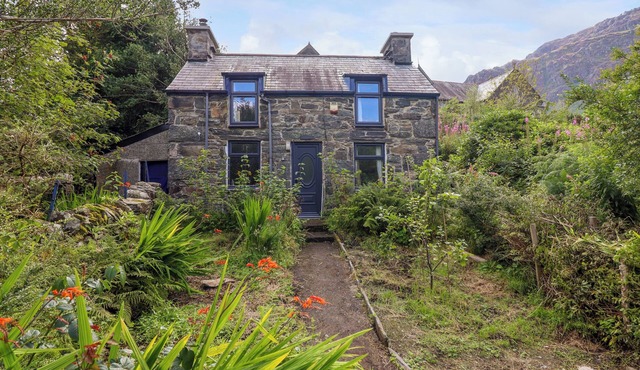 NYTH YR ERYR, pet friendly, with open fire in Blaenau Ffestiniog