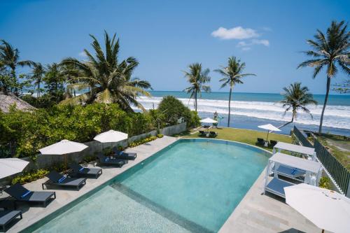 Nyuh Lengkong Beachfront Villa with Kitchen near Tanah Lot