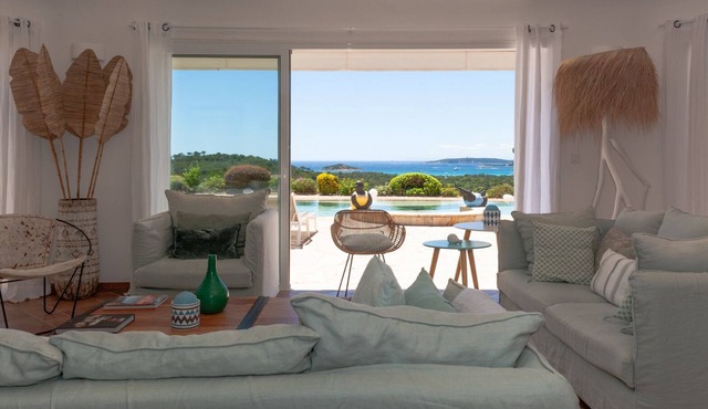 Overlooking the sea on the Bay of Saint Cyprien, 4 bedroom villa with pool